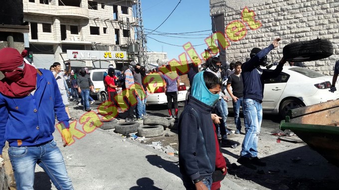القدس: مواجهات عنيفة في شعفاط بعد جنازة رمزية لمنفذ عملية الدهس إبراهيم العكاري